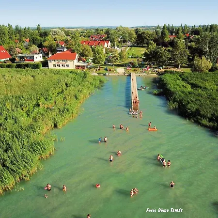 Play And Relax In Lake-parkside Cozy Family Retreat - Jegenye