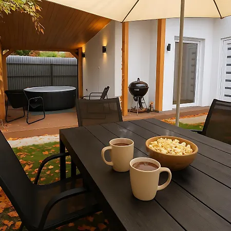 Play And Relax In Lake-parkside Cozy Family Retreat - Jegenye